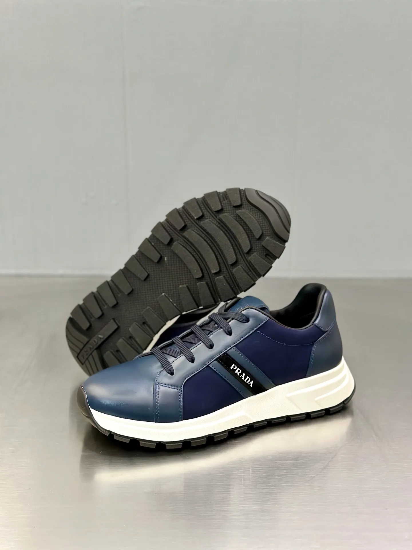 💰740 Prada/Prada men's new mesh stitching sneakers. This sneaker presents a modern version, reinterpreting the brand's archive style with clean lines and smooth details. The shoes are made of calf leather and technical fabric, with a triangular metal logo on the outside, bright TPU decoration on the heel, and a longer and padded inner heel design for a more comfortable fit. The tongue is decorated with a silk-screen logo, and is paired with a hollow rubber sole on the heel. The full cowhide lining comes standard with logo cowhide foot pads, making the upper foot taller, more comfortable, and versatile! Comes with full original packaging! Size: 39-40-41-42-43-44 standard leather shoe size (45 can be customized and does not support returns)